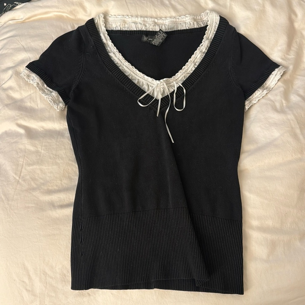 Black and white top w/ bow